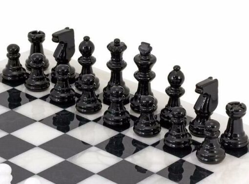 Ensemble "Blanc et Noir" Echiquier et Jeu d'Echecs en Albâtre de Volterra