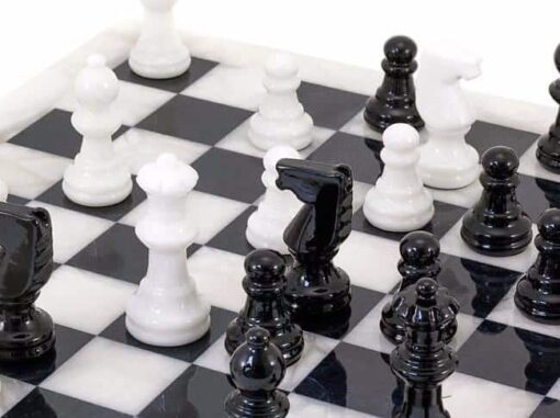 Ensemble "Blanc et Noir" Echiquier et Jeu d'Echecs en Albâtre de Volterra