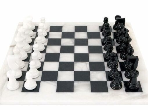 Ensemble "Blanc et Noir" Echiquier et Jeu d'Echecs en Albâtre de Volterra