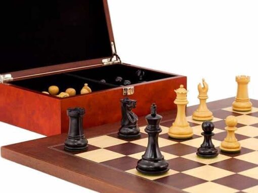 Ensemble "Windsor" Echiquier en Racine de Palissandre et Placage d'Erable, Jeu d'Echecs en Bois d'Ebène et Buis et Coffret en Placage de Racine